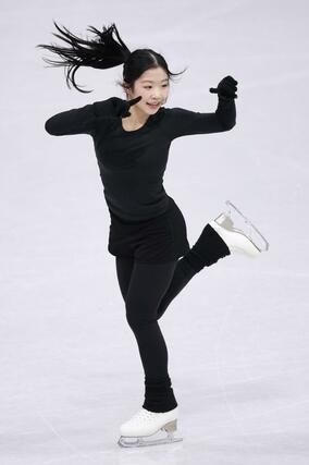 公式練習で調整する中井亜美＝ミラノ（共同）