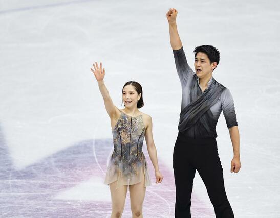 ペア・フリーの演技を終え、歓声に応える三浦璃来（左）、木原龍一組＝ミラノ（共同）