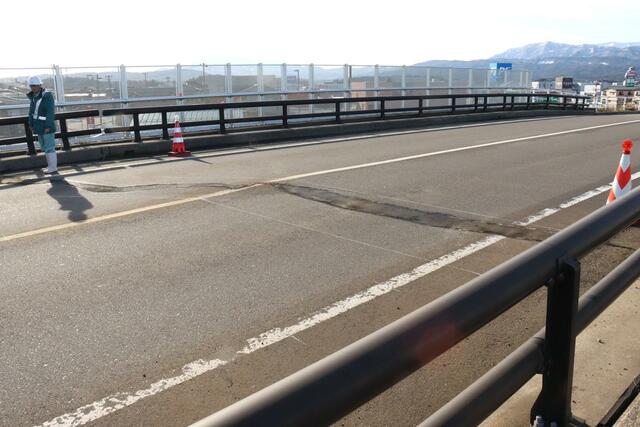 地震の影響でひび割れが入った跨線橋＝１月２日、柏崎市