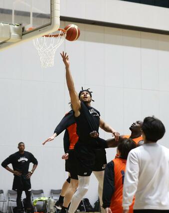 ホーム品川戦を前にした練習で、シュートするハント=長岡市