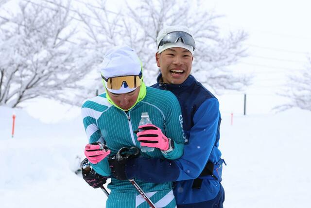 
男子リレー　ゴール後、我田平（左）に抱きつく２走の小嶋心哉
