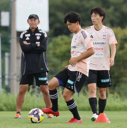 第２６節・新潟－川崎　前日練習　調整するＭＦ藤原奏哉（手前）＝１５日、聖籠町