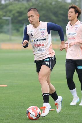練習に汗を流すDF早川史哉=聖籠町