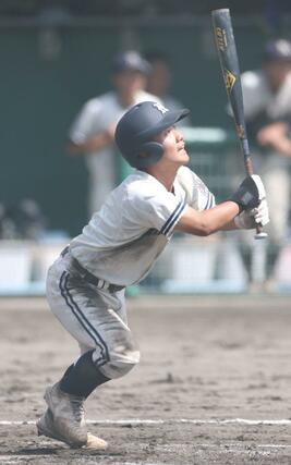 北越－長岡　６回長岡１死二、三塁、籾山大知が犠飛を放ち１－４＝９月１６日、新発田市五十公野公園野球場