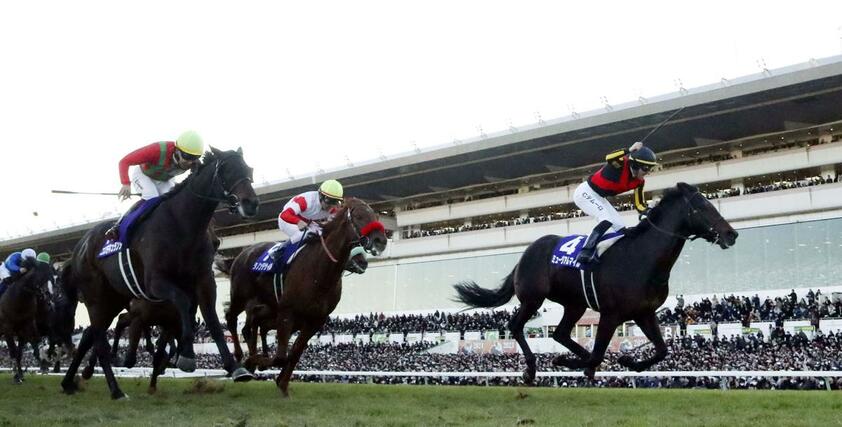 第７０回有馬記念を制したミュージアムマイル。左は２着のコスモキュランダ、中央は３着のダノンデサイル＝中山競馬場