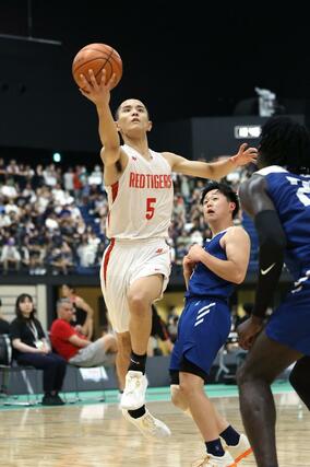 開志国際－日本航空　第２クオーター、開志国際の平良宗龍がレイアップシュートを決め、３６－２０＝福岡市