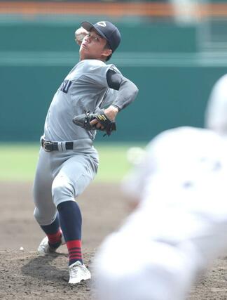 中越－関東第一　６回から救援した中越の石山愛輝＝甲子園