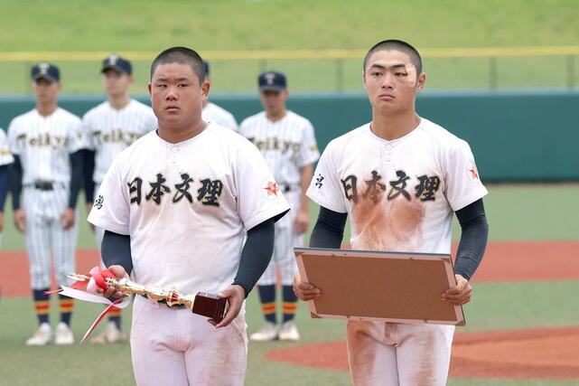 表彰式で賞状とトロフィーを受け取った日本文理の主将渡部倖成ら＝富山市民球場