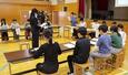 模擬裁判を体験する児童たち=新潟市北区濁川