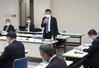 テロ対策の不備が相次いだ問題について、県技術委員会の会合で説明する柏崎刈羽原発の稲垣武之所長=2021年10月、新潟市中央区