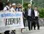 「日野町事件」の再審公判に向けた第3回3者協議のため、大津地裁に向かう阪原弘次さん(右から2人目)と弁護団ら=19日午前