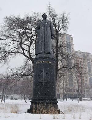 　１９９１年に引き倒され、現在はモスクワ市内の公園で保管されるＫＧＢ創設者ジェルジンスキーの像＝２０２１年