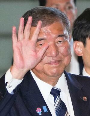 首相官邸に入る石破首相=7日午後4時55分