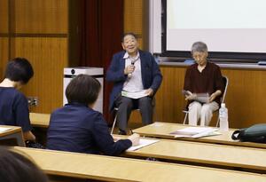 学生たちを前に、新潟水俣病被害の経験を語る皆川栄一さん(中央)と菅原ハルさん(右)=27日、新発田市富塚