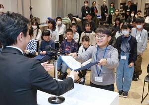 米百俵未来塾の修了式で証書を受け取る塾生＝長岡市大手通２