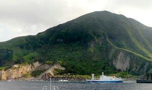 避難を希望した住民らを乗せ鹿児島県十島村の悪石島を出港するフェリー=9日午前(第10管区海上保安本部提供)
