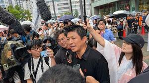 　参院選の応援演説後、記者団に囲まれる神谷宗幣＝７月、大阪市