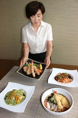 小麦アレルギー対応の料理を提供する山本理恵子さん=魚沼市堀之内