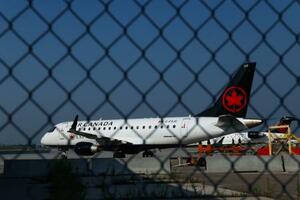 カナダ・トロントのピアソン国際空港に駐機するエア・カナダ機=14日(ゲッティ=共同)