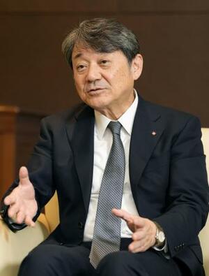 　インタビューに答える日本生命保険の朝日智司社長