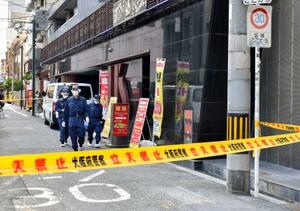 女性の遺体が見つかった現場付近を調べる大阪府警の捜査員=9日午前9時34分、大阪市中央区