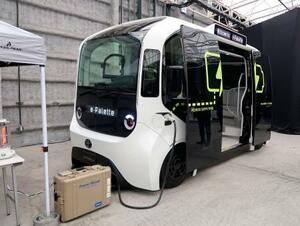 　災害時の給電などを想定した「イーパレット」の活用例＝２７日午前、東京都内