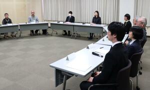 意見交換する裁判員経験者と法曹三者＝３日、新潟市中央区（代表撮影）