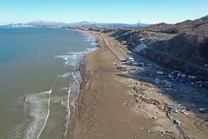 上空50メートルからドローンで撮影したなおえつ海水浴場。津波が陸地を100メートル進み、木造の海の家は全壊した(右手前)=1月5日、上越市虫生岩戸(犬飼直之准教授提供)