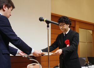 県弁護士会から「人権賞」を贈られた、NPO法人「新潟ねっと」代表理事の村山賢さん=2月18日、新潟市中央区
