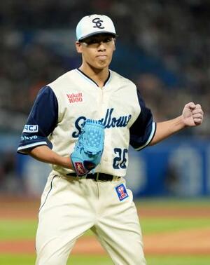 5回、巨人・ダルベックを二飛に打ち取り、ガッツポーズするヤクルト・山野=神宮