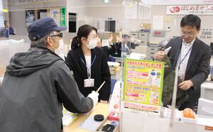 ナイフを振りかざす犯人役の警官に対し、冷静に対応する行員＝阿賀町津川