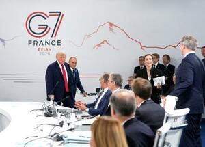 G7サミットの最終日の討議に遅れて登場したトランプ米大統領(左端)。右端はベセント米財務長官=17日、フランス東部エビアン(共同)
