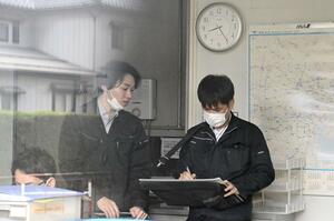 「蒲原鉄道」を家宅捜索する福島県警の捜査員＝８日午前、新潟県五泉市