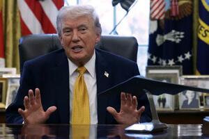 　メディアに話すトランプ米大統領＝１６日、ホワイトハウス（ゲッティ＝共同）