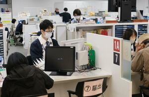 赤穂四十七士の法被姿で来庁者に対応する新発田市の職員=12月13日、新発田市中央町3