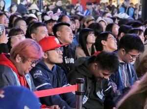 　ＷＢＣの観戦イベントで、大谷の先制満塁本塁打に残念がる台湾の観衆たち＝６日、台北市（共同）