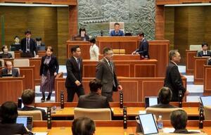 刑事告発議案について投票が行われた徳島市議会=24日午後