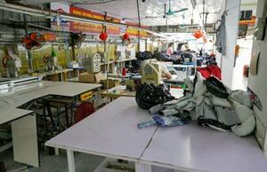 ベトナム北部フンイエン省の縫製工場=7月(共同)