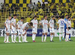 いったんは勝ち越したものの、逆転負けを喫した新潟＝４月１９日午後9時ごろ、千葉県柏市　三協フロンテア柏スタジアム