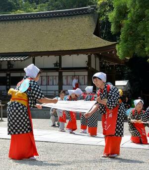 大神神社の感謝祭で奉納された「三輪そうめん掛唄」=26日午前、奈良県桜井市