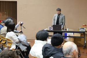 満蒙開拓団の体験を語る須田一彦さん＝阿賀野市山口町１