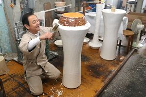 裸押し合い大祭に向けてろうそくを作る北村洋成さん=南魚沼市浦佐