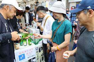 日本酒の試飲を楽しむ「越後・謙信SAKEまつり」の来場者=10月19日、上越市