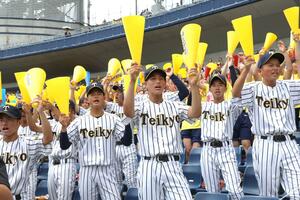 帝京長岡高の選手たちに声援を送る野球部員ら=7月26日、新潟市中央区のハードオフ・エコスタジアム