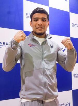 　来日し、ポーズをとるムロジョン・アフマダリエフ＝２４日、羽田空港