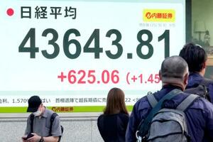 日経平均株価の終値4万3643円81銭を示す電光表示=8日午後、東京都中央区