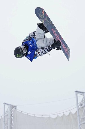 スノーボードＷ杯ハーフパイプ開幕戦の男子決勝でエアを決める平野歩夢＝２０２５年１２月、中国・張家口（共同）