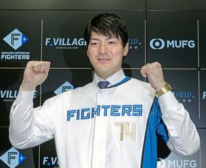 　入団会見でポーズをとる日本ハムの有原＝１３日、エスコフィールド北海道