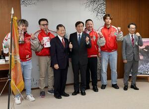 小菅淳一市長（中央）に全国大会の連覇を報告した「三井企画野球俱楽部」のメンバーら＝上越市役所