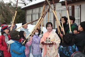 嫁祝いで子どもたちから祝福される神林美空さん=上越市西横山